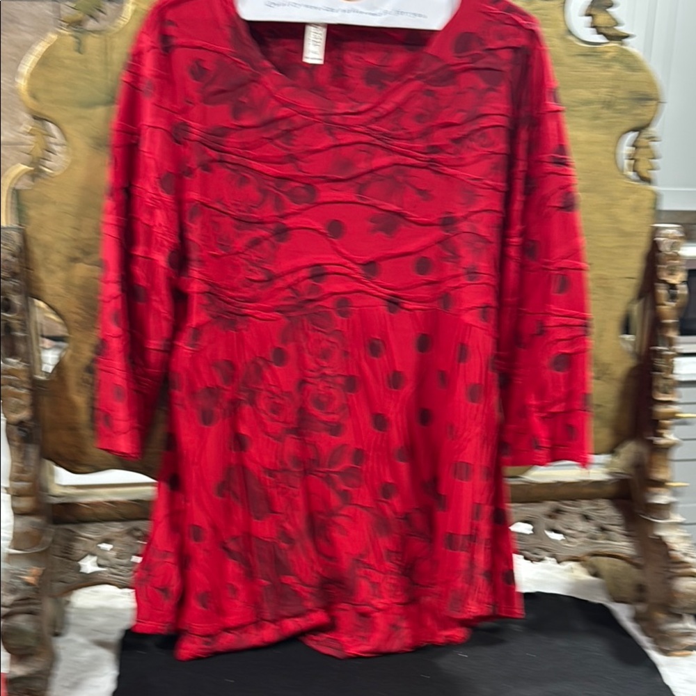 Vibrant Red 3/4 Sleeve Tunic with Black Abstract Design
